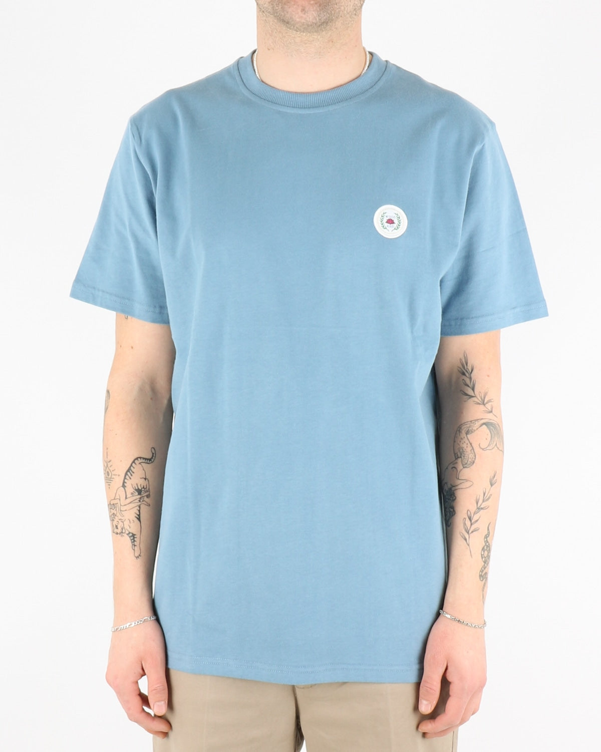 woodbird_our jarvis patch tee_dust blue_1_3